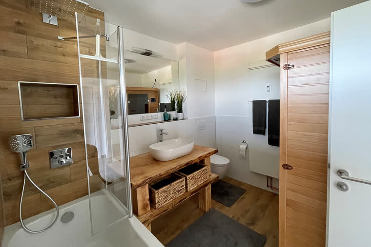Badezimmer mit Duschkabine