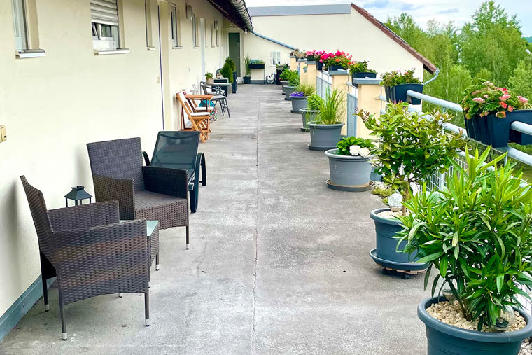 Laubengang vor der Wohnung im Obergeschoss