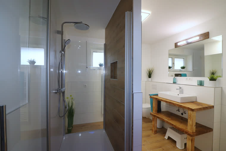 Badezimmer mit großer Dusche