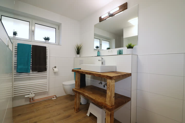 Badezimmer mit Eichenholz-Waschtisch