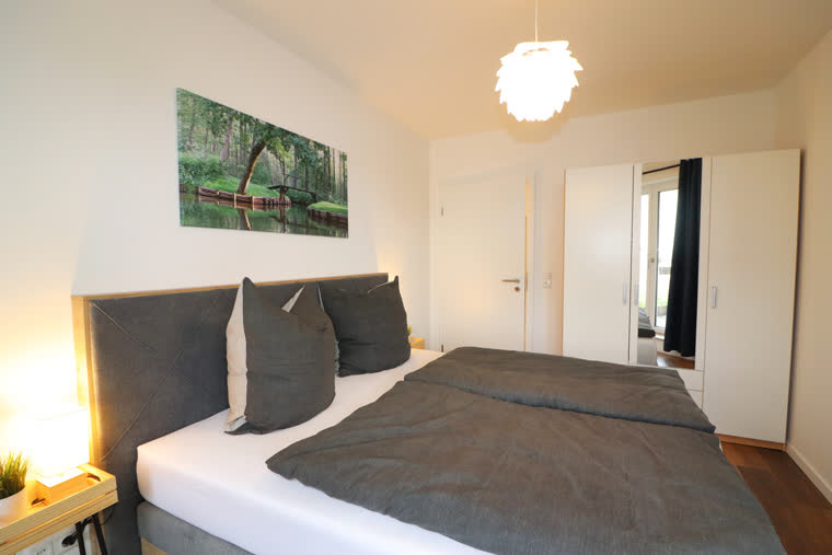 Erstes Schlafzimmer mit Doppel-Boxspringbett