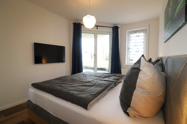 Erstes Schlafzimmer mit Smart-TV